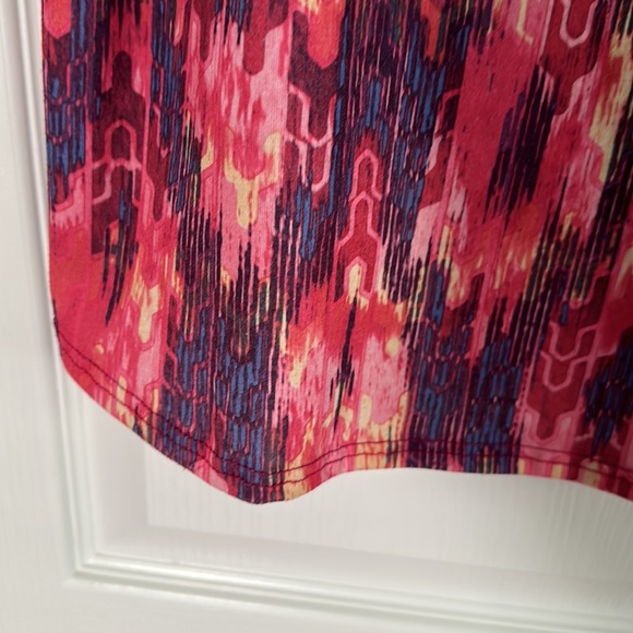 LuLaRoe Classic Tee 2XL, LLR high-low hem, pink purple geometric, short sleeve - Picture 8 of 8